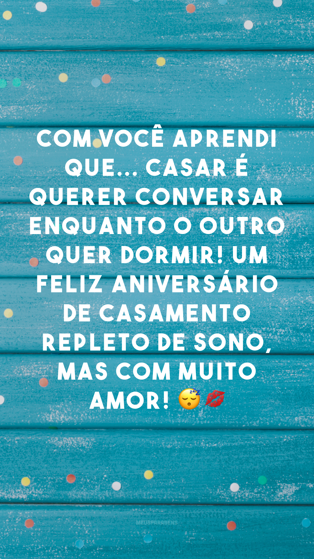 Com você aprendi que... casar é querer conversar enquanto o outro quer dormir! Um feliz aniversário de casamento repleto de sono, mas com muito amor! 😴💋