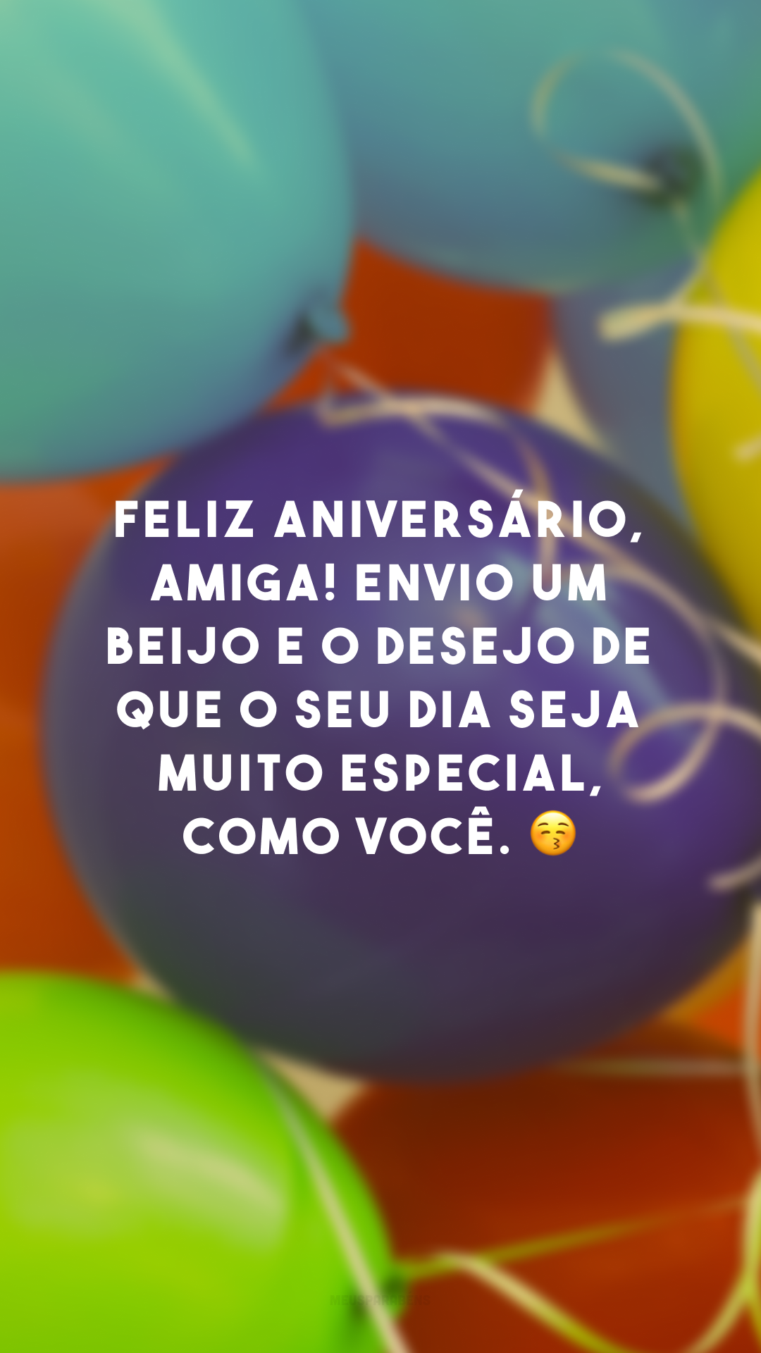 Feliz aniversário, amiga! Envio um beijo e o desejo de que o seu dia seja muito especial, como você. 😚