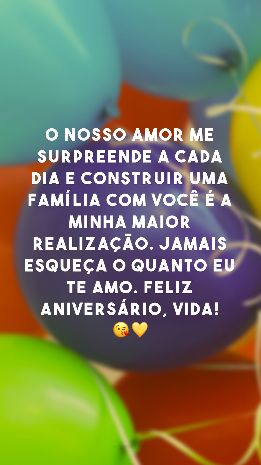 O nosso amor me surpreende a cada dia e construir uma família com você é a minha maior realização. Jamais esqueça o quanto eu te amo. Feliz aniversário, vida! 😘💛