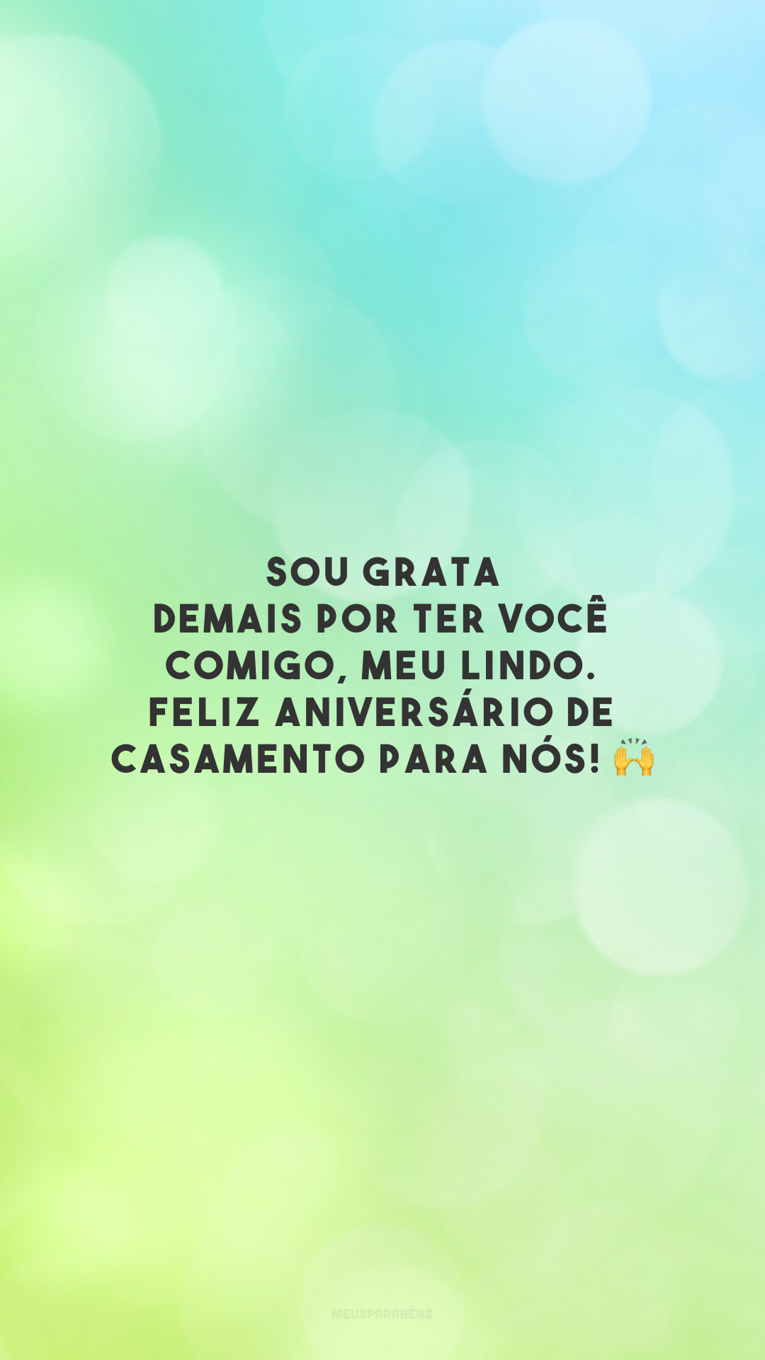 Sou grata demais por ter você comigo, meu lindo. Feliz aniversário de casamento para nós! 🙌