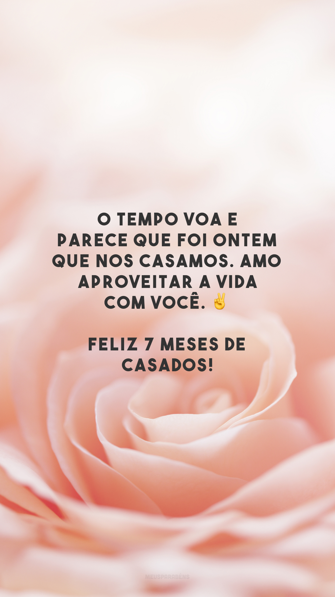 O tempo voa e parece que foi ontem que nos casamos. Amo aproveitar a vida com você. ✌️ Feliz 7 meses de casados!